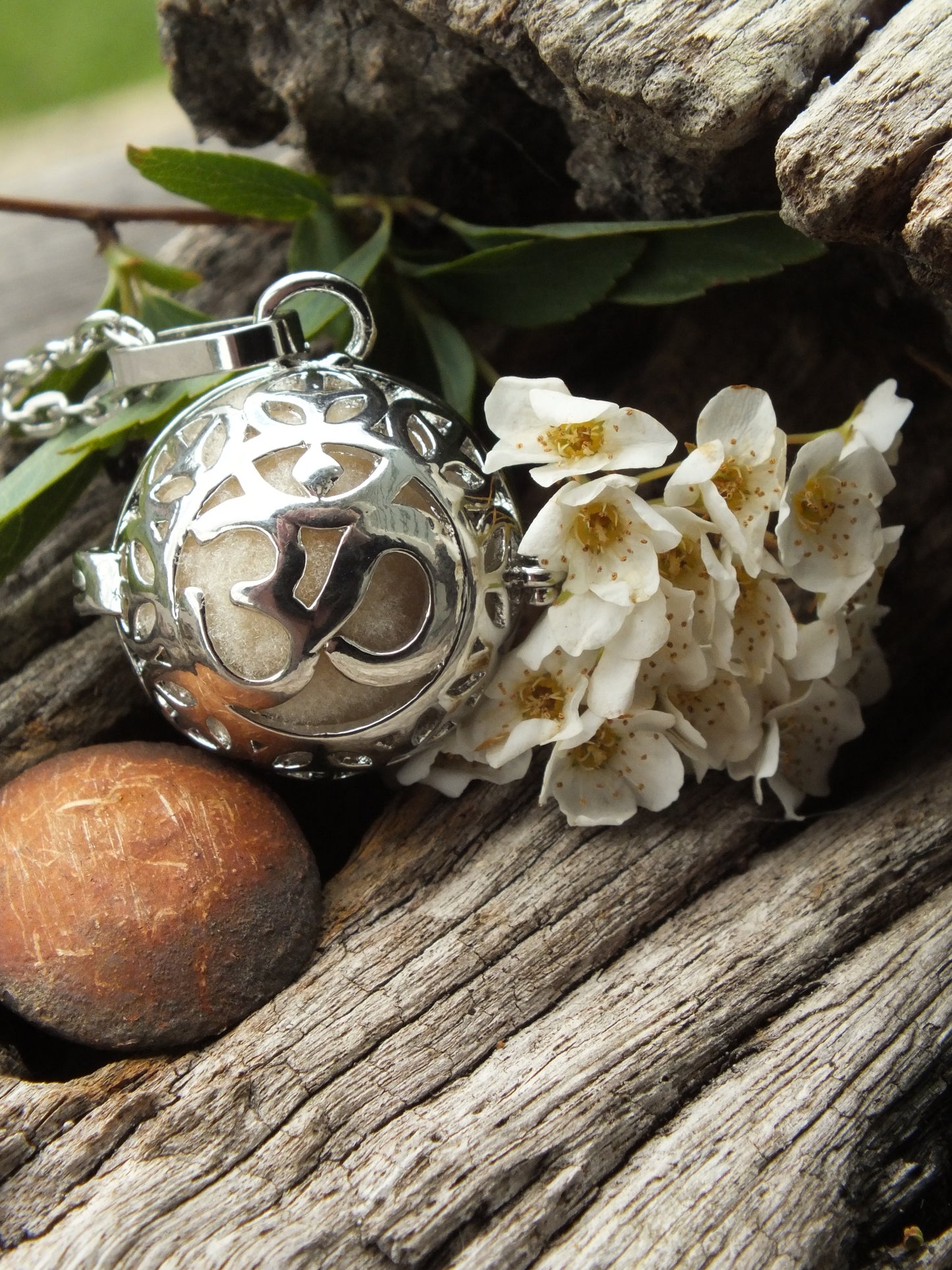 Cream Om Diffuser Locket